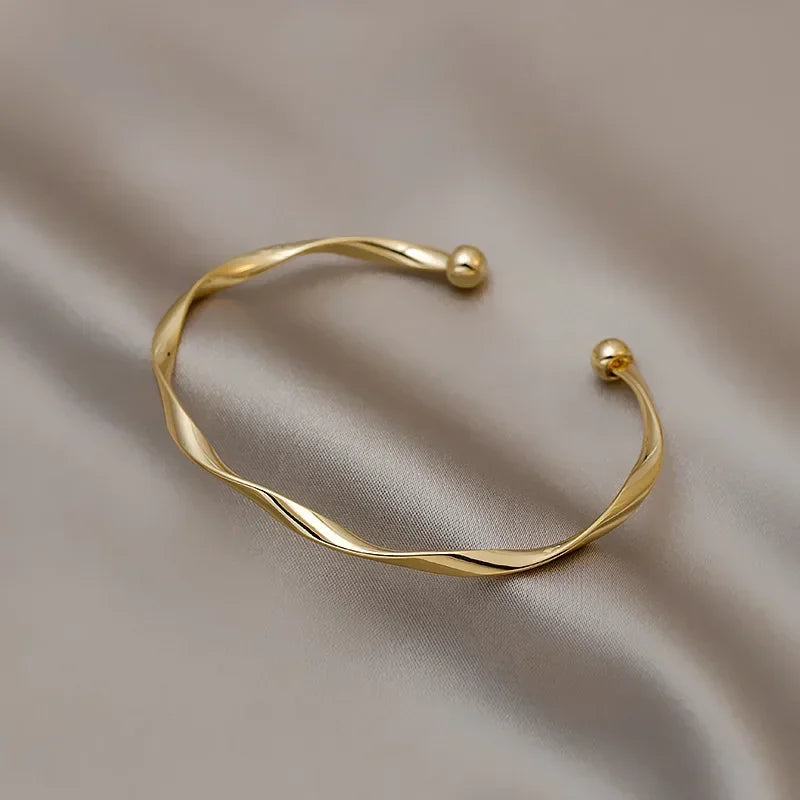 Elegantes Twist-Armband – Minimalistischer und zeitloser Schmuck