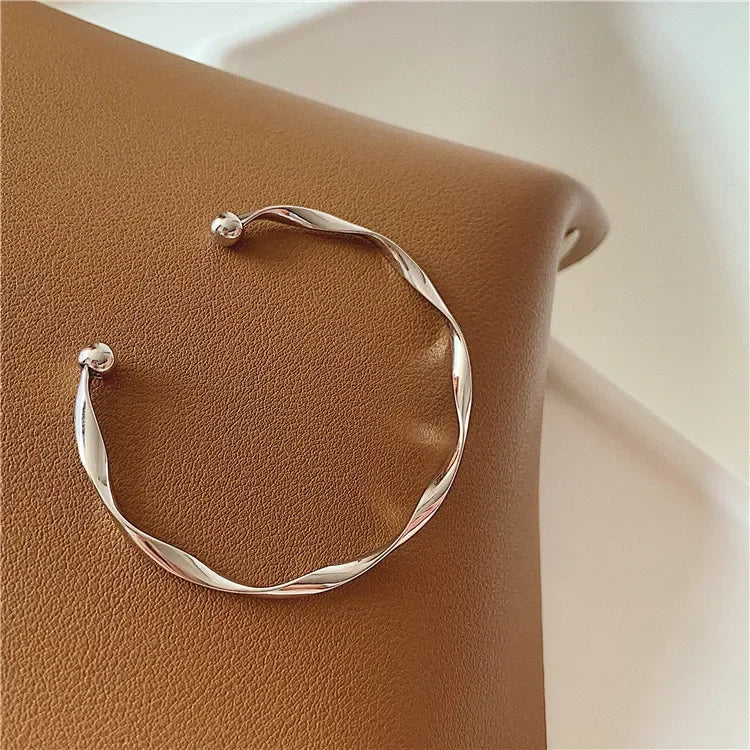 Elegantes Twist-Armband – Minimalistischer und zeitloser Schmuck