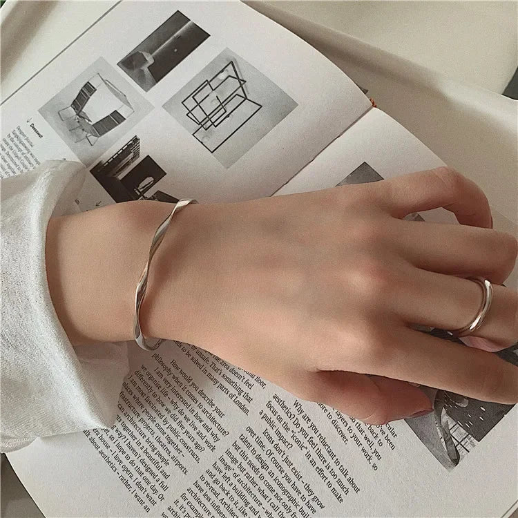 Elegantes Twist-Armband – Minimalistischer und zeitloser Schmuck