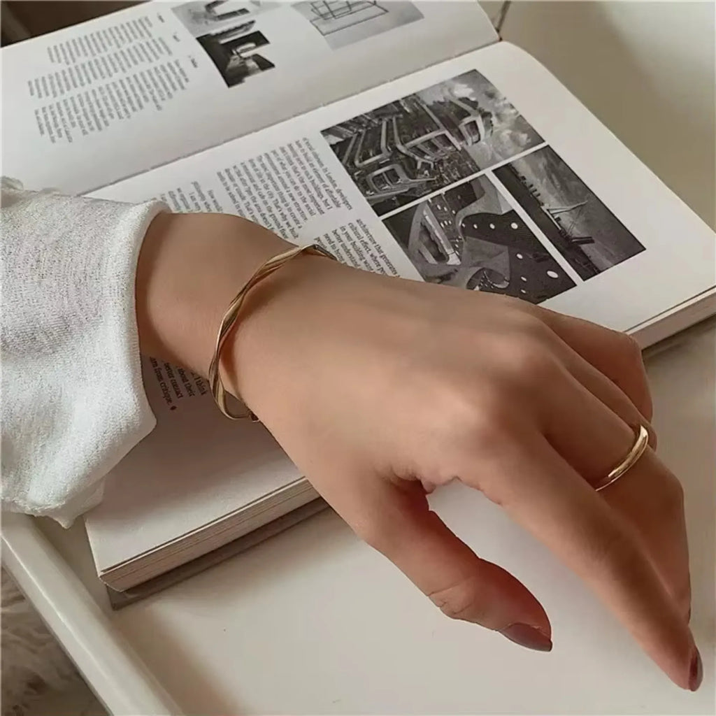 Elegantes Twist-Armband – Minimalistischer und zeitloser Schmuck