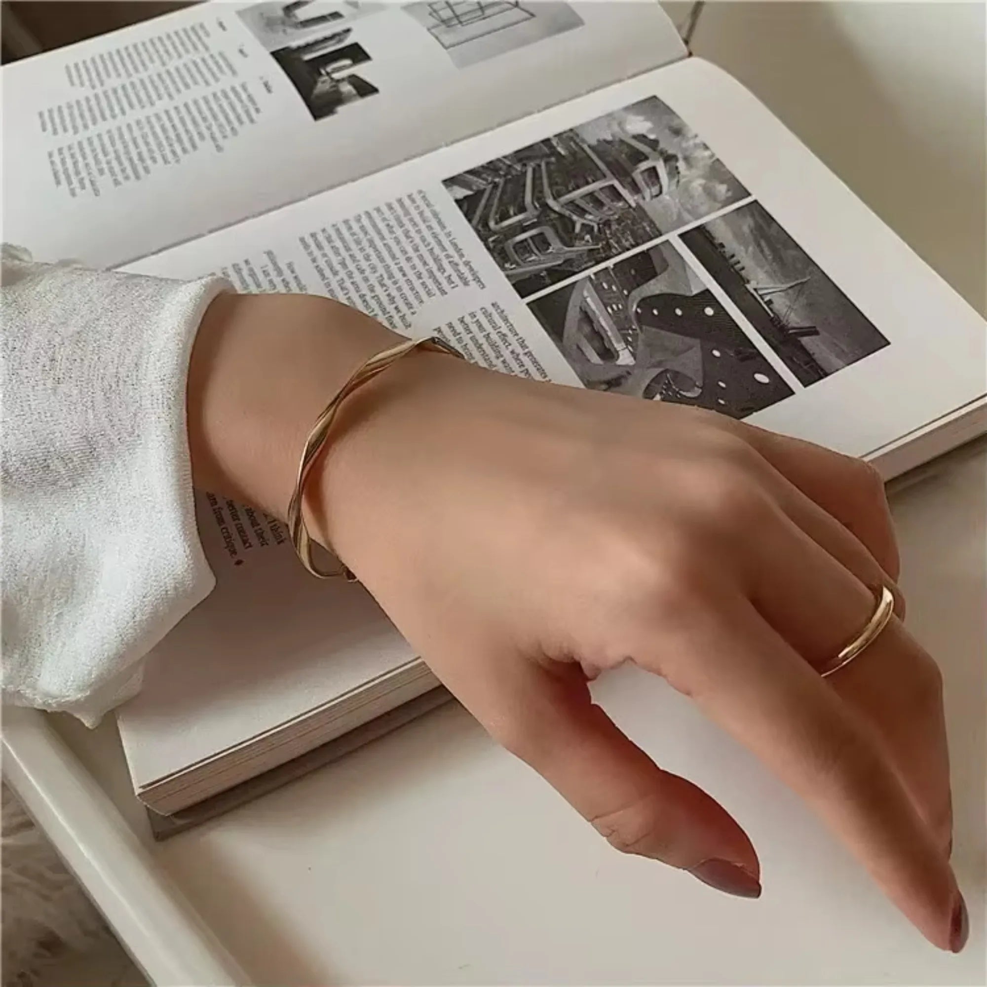 Elegantes Twist-Armband – Minimalistischer und zeitloser Schmuck